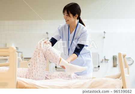 檢查患者的物理治療師 96539082