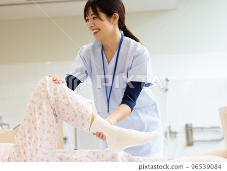 檢查患者的物理治療師 96539084