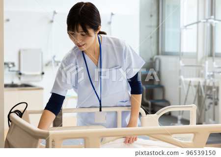 整理床舖的女人 96539150