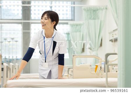 nurse making bed 96539161