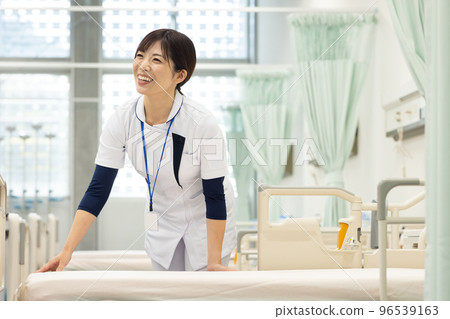 nurse making bed 96539163