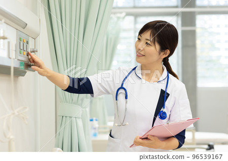 護士們在病房裡走來走去 96539167