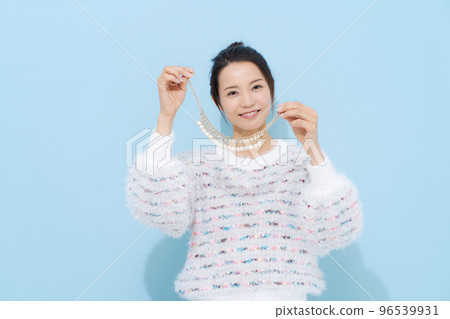 woman choosing jewelry 96539931