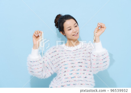 挑選珠寶的女人 96539932