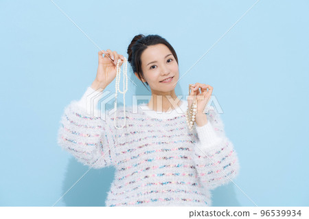 woman choosing jewelry 96539934