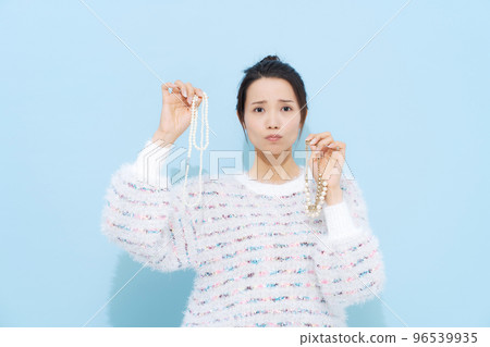 woman choosing jewelry 96539935