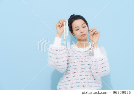 woman choosing jewelry 96539936