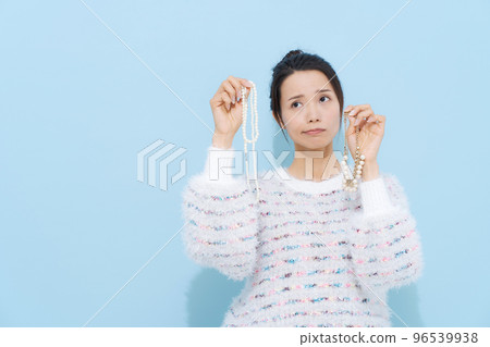 挑選珠寶的女人 挑選珠寶的女人 96539938