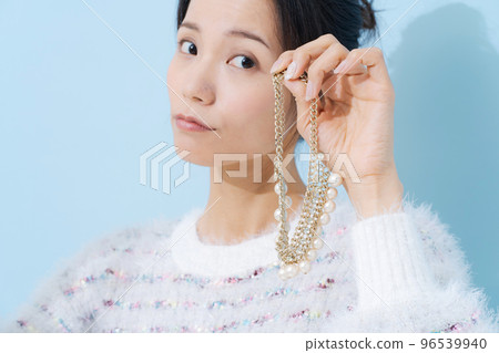 woman choosing jewelry woman choosing jewelry 96539940