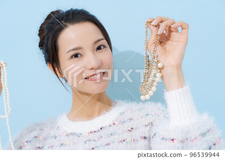 挑選珠寶的女人 96539944