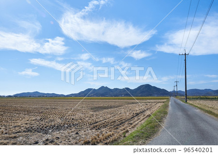 稻穀收割後的寧靜風景 稻穀收割後的寧靜風景 96540201