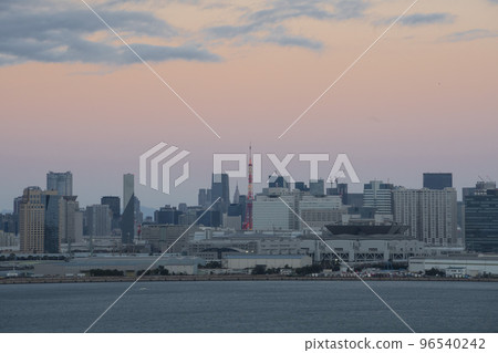 從東京灣看到的東京鐵塔,染上朝霞的東京鐵塔。 從東京灣看到的東京鐵塔,染上朝霞的東京鐵塔。 96540242