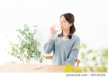 一個女人喝水 96540289