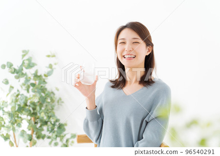 一個女人喝水 96540291