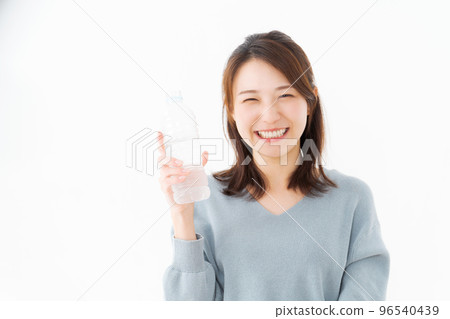 A woman drinking water 96540439