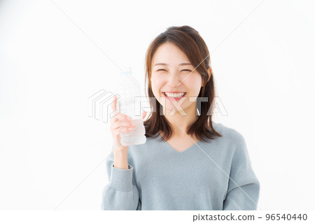 A woman drinking water 96540440