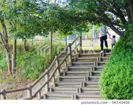 父母和孩子在公園散步 父母和孩子在公園散步 96540486