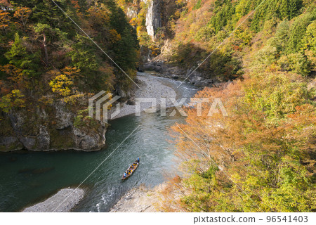 Ride down the Kinugawa Valley in autumn colors 96541403
