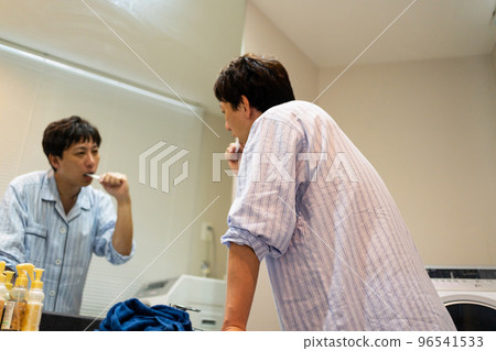 Toothbrushing for men in their 40s Toothbrushing for men in their 40s 96541533