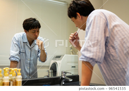 Men in their 40s in pajamas 96541535