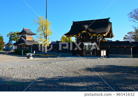 Shokoji Temple Karamon Gate and Drum Hall Takaoka City 96541632
