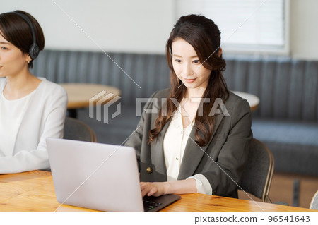 female operators female operators 96541643