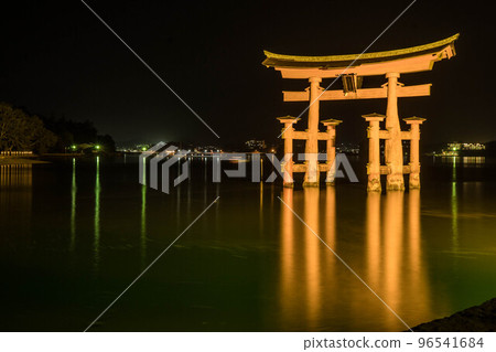 廣島 夜晚漂浮在海面上的嚴島神社明亮的大鳥居 96541684