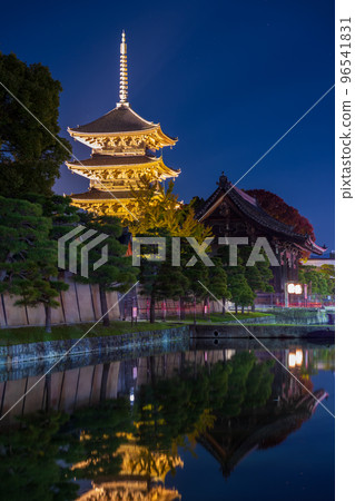 Night view of the five-storied pagoda of the east temple that is lit up in the night sky and shines in golden color|Kyoto City, Kyoto Prefecture Night view of the five-storied pagoda of the east temple that is lit up in the night sky and shines in golden color|Kyoto City, Kyoto Prefecture 96541831