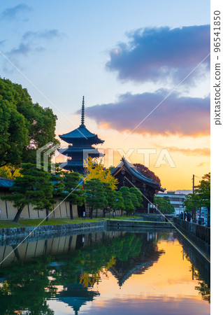 世界著名旅遊城市京都東部的五層寶塔與街景｜京都府京都市 96541850