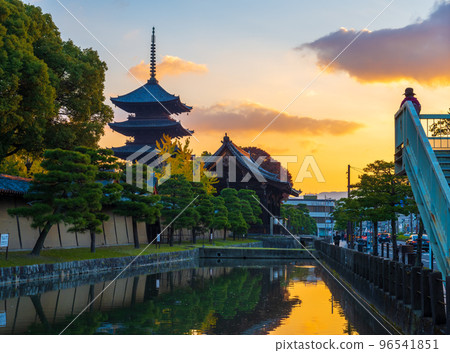 世界著名旅遊城市京都東部的五層寶塔與街景｜京都府京都市 96541851