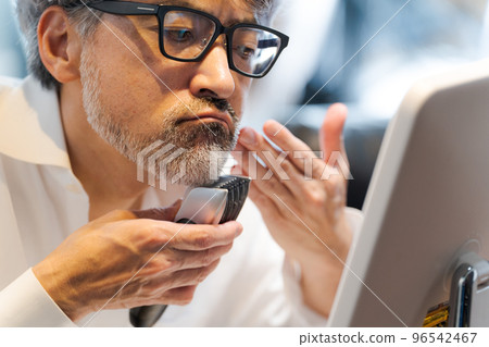 Men shaving 96542467