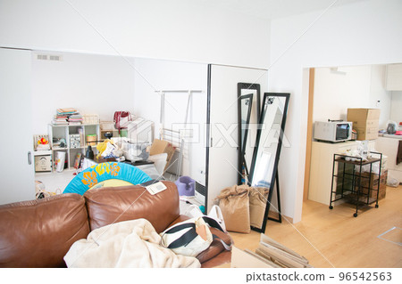 Image of a messy room while moving to a new house 96542563