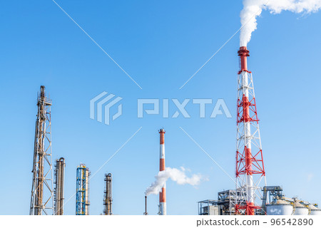 Chemical plant in operation with white smoke 96542890
