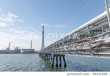 Refineries and pipelines (energy image) 96542898