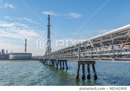 Refineries and pipelines (energy image) 96542900