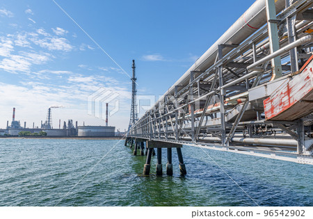 Refineries and pipelines (energy image) 96542902