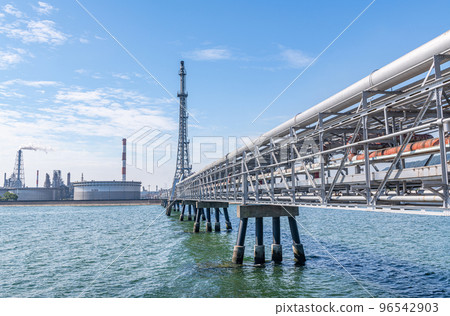 Refineries and pipelines (energy image) 96542903