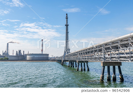 Refineries and pipelines (energy image) 96542906