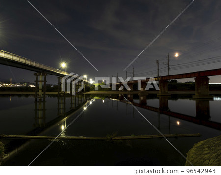 Night view of the bridge over the river and the iron bridge 96542943