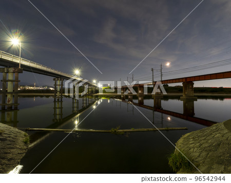 Night view of the bridge over the river and the iron bridge 96542944