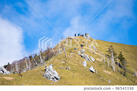 攀登過程中從日本一座名為次郎大井的山上看到的劍山和登山者的景色 96543198