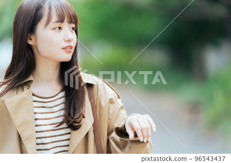 Young woman walking with a computer 96543437