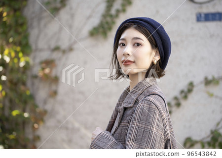戴貝雷帽的年輕女子 96543842