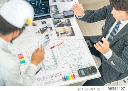 First-class architect drawing meeting construction site construction supervisor gesture site regular meeting 96544407