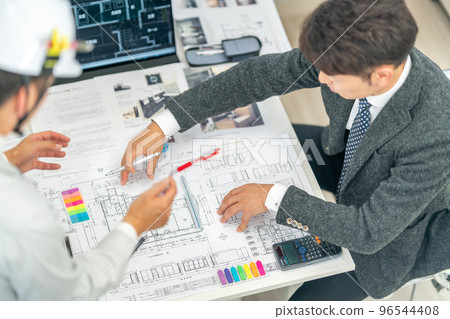 First-class architect drawing meeting construction site construction supervisor design explanation site regular meeting 96544408