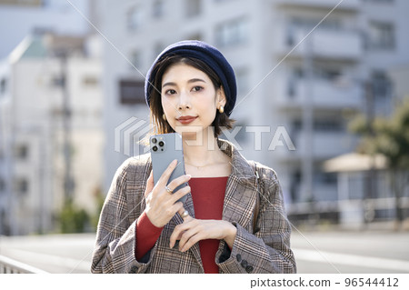 有智能手機的一個少婦 96544412