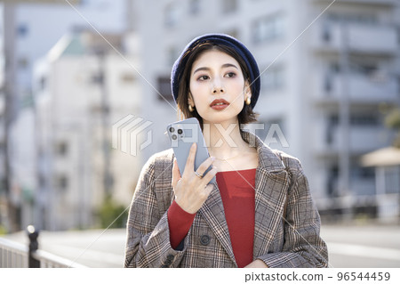 有智能手機的一個少婦 有智能手機的一個少婦 96544459