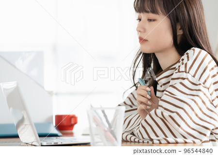 操作電腦的女人的肖像 操作電腦的女人的肖像 96544840