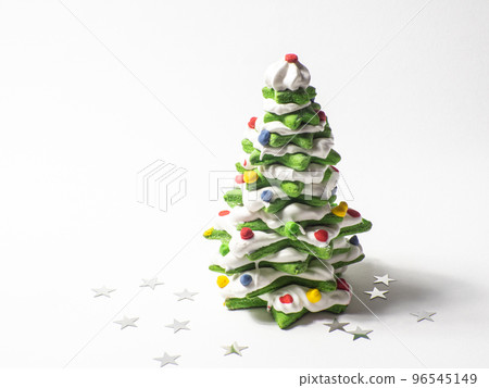 Green cookie christmas tree made by star cookie cutter on white background 96545149