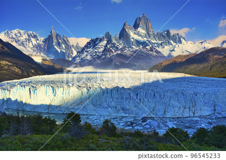 佩里托莫雷諾冰川和菲茨羅伊山的合成照片 96545233